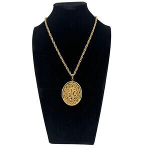 Vintage Sarah Coventry Heirloom Filigree Locket on Gold Tone Chain Necklace